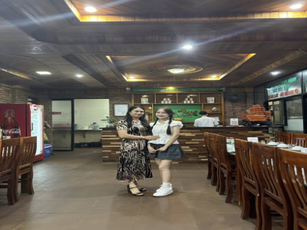 4 Nhân viên quản lý, bảo vệ, oder, phục vụ làm việc tại hệ thống nhà hàng Sen Quê Nghệ An